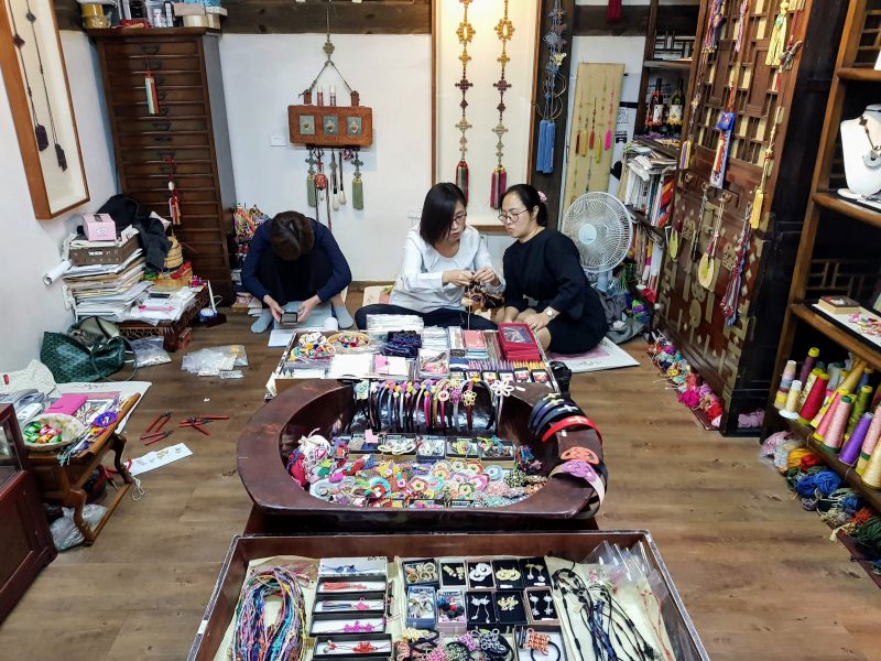what to do in bukchon hanok village